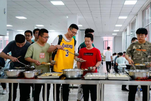 山西一双语学校稀饭中发现死老鼠，学生的食品安全该如何保障？