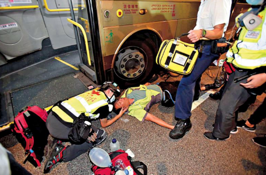 刺伤港警为港大毕业生，对于示威者如何惩治？