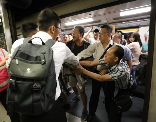 刺伤港警为港大毕业生，对于示威者如何惩治？