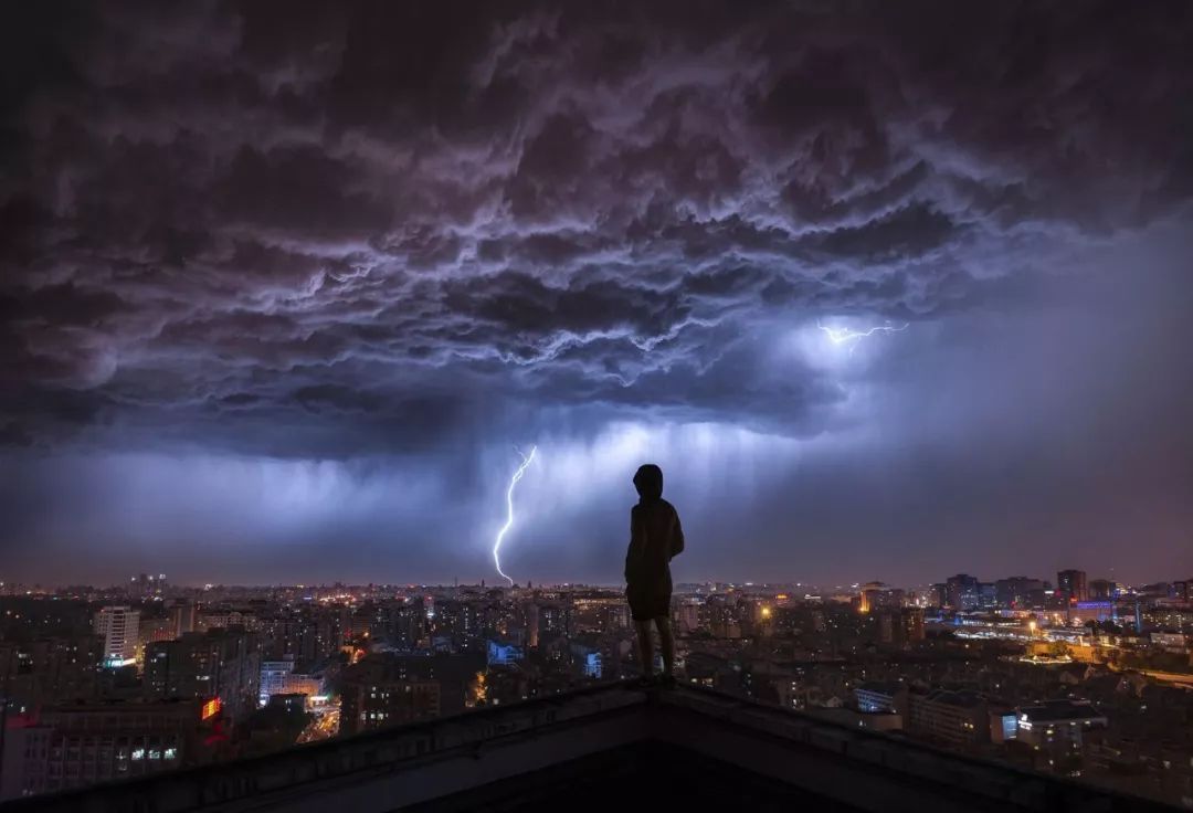 美国纽约遭遇暴雨，洪流猛灌地铁站，地铁站的排水系统是否设计合理？