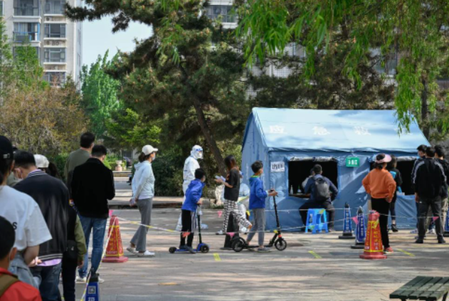 上海一志愿者把居民团购食品扔进垃圾袋，团长对此作何回应？