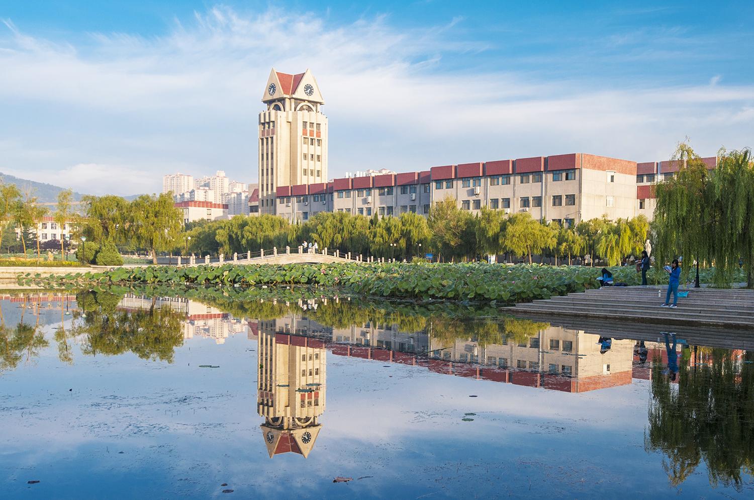 山东师范大学和烟台大学相对比，哪个学校更好？