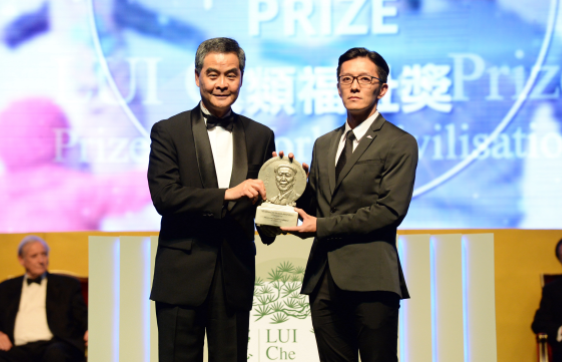 请问英语高手：award、prize、reward这三者有什么区别？急～在线等！