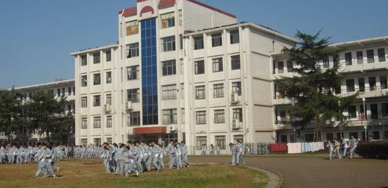 请问一下 长沙市雷锋中学和湖南师大二附中哪所学校更好？有什么特色？